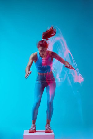 Foto de Una deportista haciendo saltos de caja y haciendo ejercicio. Movimiento de captura de larga exposición. - Imagen libre de derechos