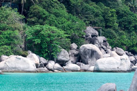 Foto de Beautiful rock green mountain with crystal clear waterblue sea, tropical ocean nature summer scenes of Koh Nang Yuan island, Surat Thani, Thailand. - Imagen libre de derechos