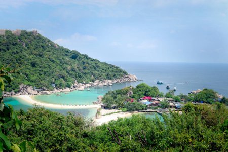 Foto de Beautiful white sand beach with green mountain and crystal clear waterblue sea, tropical ocean nature scenes with summer beach looking for Koh Nang Yuan island viewpoint, Surat Thani, Thailand. - Imagen libre de derechos