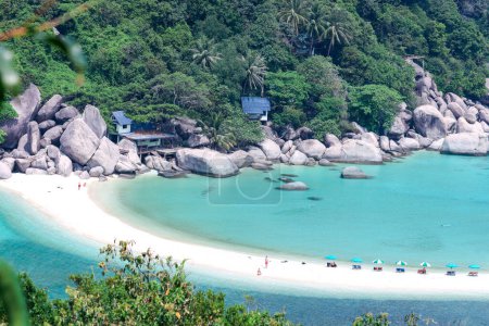 Foto de Beautiful white sand beach with green mountain and crystal clear waterblue sea, tropical ocean nature scenes with summer beach looking for Koh Nang Yuan island viewpoint, Surat Thani, Thailand. - Imagen libre de derechos