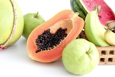 Foto de Papaya fresca sabrosa con muchas frutas tropicales aisladas sobre fondo blanco, fruta deliciosa exótica sobre blanco. - Imagen libre de derechos