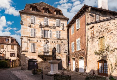 Téléchargez les photos : Village médiéval de Beaulieu-sur-Dordogne en Aquitaine, France - en image libre de droit
