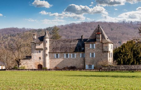 Téléchargez les photos : Château typique du Périgord en hiver, France - en image libre de droit