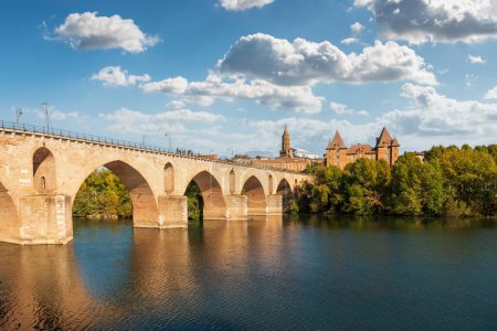 Foto de Puente viejo sobre el río Tarn en Montauban, en Tarn et Garonne, en Occitanie, Francia - Imagen libre de derechos