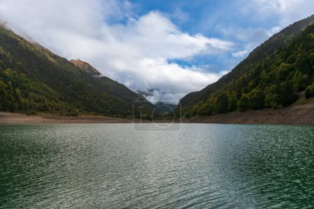 Foto de Lac de Fabreges cuyo nivel de agua es mucho más bajo de lo habitual. En los Pirineos Atlánticos, en Nueva Aquitania, Francia - Imagen libre de derechos