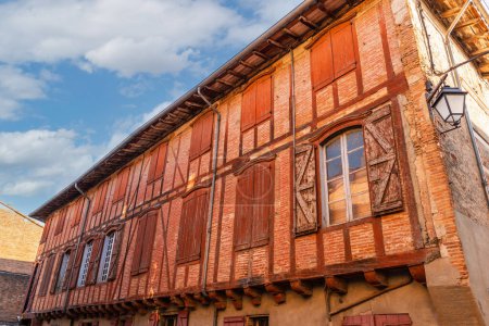 Téléchargez les photos : Facades of townhouses, in Lisle sur Tarn, in the Tarn, in Occitanie, France - en image libre de droit