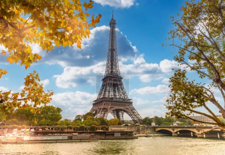 Wieża Eiffla na brzegu Sekwany jesienią w Paryżu, Francja
