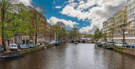 Téléchargez les photos : Vue panoramique d'un canal typique d'Amsterdam en Hollande aux Pays-Bas - en image libre de droit