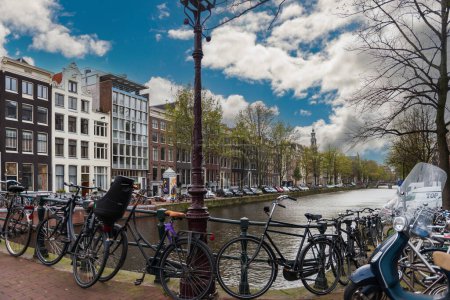 Téléchargez les photos : Façade typiquement néerlandaise le long des canaux, avec de nombreux vélos, à Amsterdam, Hollande, Pays-Bas - en image libre de droit