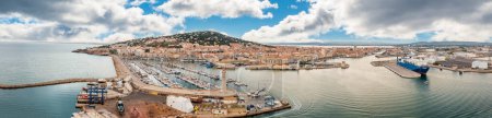 Téléchargez les photos : Vue aérienne du port et de la ville de Sete, à Hérault en Occitanie, France - en image libre de droit