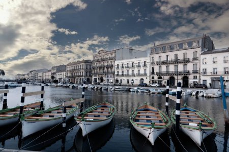 Téléchargez les photos : Canal de la Peyrade et ses bateaux à rames typiques, désaturés, à Sète en Occitanie, France - en image libre de droit