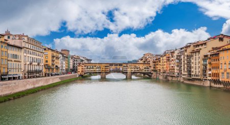 Foto de Orillas del río Arno y Ponte Vecchio en Florencia, Toscana en Italia - Imagen libre de derechos