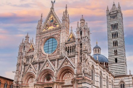 Foto de Magnífica Catedral de Nuestra Señora de la Asunción en Siena en Toscana, Italia - Imagen libre de derechos
