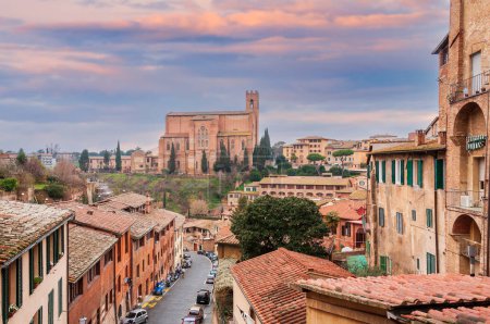 Foto de Panorama de la ciudad de Siena y la Basílica de San Domenico bajo un cielo tormentoso y muy concurrido, en Toscana, Italia - Imagen libre de derechos