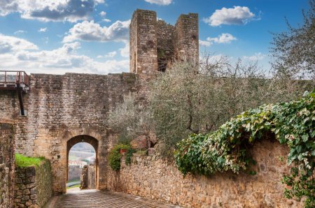 Téléchargez les photos : Murs fortifiés de la petite ville de Monteriggioni, près de Sienne en Toscane, Italie - en image libre de droit
