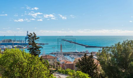 Téléchargez les photos : Le port de Sète et la Méditerranée depuis le haut-quartier du Mont Sainte-Claire à Sète, Occitanie, France - en image libre de droit