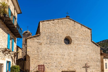 Foto de Iglesia de San Etienne en las alturas de Anduze, en Cevennes, en Gard, en Occitanie, Francia - Imagen libre de derechos