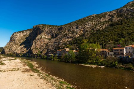 Foto de Paisaje del pueblo de Anduze y el río Gardon, en Cevennes, en Gard, Occitanie, Francia - Imagen libre de derechos
