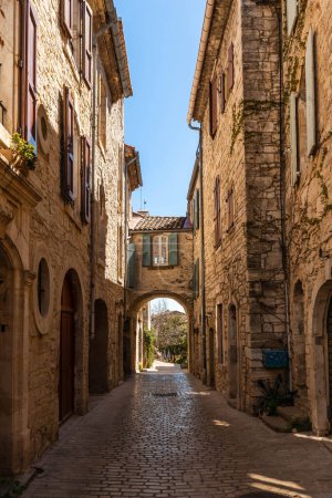 Téléchargez les photos : Rue et passage à Vezenobres, petit village médiéval du Gard, Occitanie, France - en image libre de droit