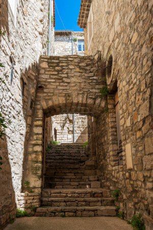 Téléchargez les photos : Beau village médiéval de Vezenobres dans le Gard dans les Cévennes, Occitanie, France - en image libre de droit