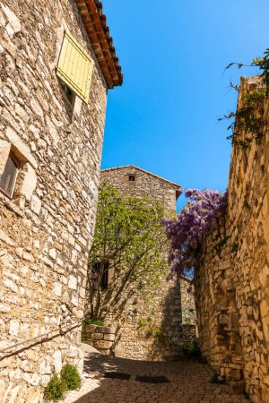 Foto de Hermoso pueblo medieval de Vezenobres en el Gard en Cevennes, Occitanie, Francia - Imagen libre de derechos
