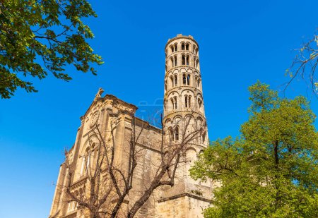 Foto de Catedral de Saint Theodorit d 'Uzes y la torre Fenestrelle en Uzes, en Cevennes, Gard, en Occitanie, Francia - Imagen libre de derechos
