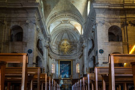 Téléchargez les photos : Intérieur de l'église Saint Etienne dans le centre-ville d'Uzes dans le Gard, dans les Cévennes, Occitanie, France - en image libre de droit