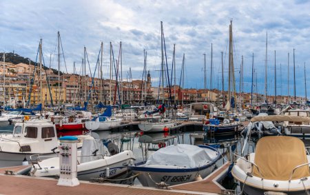Téléchargez les photos : Marina de Sete, par un matin calme, à Hérault, Occitanie, France - en image libre de droit