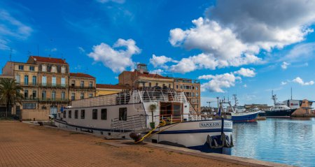 Téléchargez les photos : Barge au quai d'Alger, dans le port de Sète, en Occitanie, France - en image libre de droit