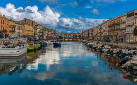 Téléchargez les photos : Quai de la Résistance et le canal royal, avec ses bateaux, à Sète, à Hérault en Occitanie, France - en image libre de droit