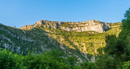 Foto de Montañas y mesetas que rodean el Cirque de Navacelles, en Hrault, Occitanie, Francia - Imagen libre de derechos