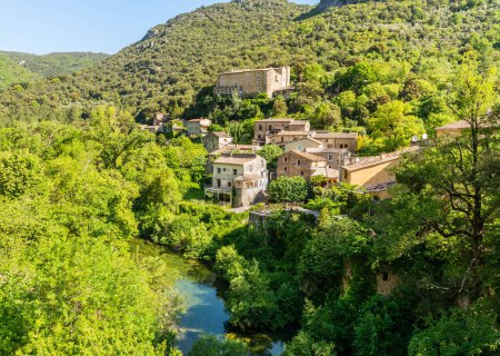 Téléchargez les photos : Village sur la rivière Vis, à Hérault, en Occitanie, France - en image libre de droit