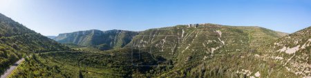 Foto de Montañas y mesetas que rodean el Cirque de Navacelles, en Hrault, Occitanie, Francia - Imagen libre de derechos