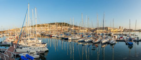 Téléchargez les photos : Panoramique du port de pêche et de la marina de Sète, à Hérault, en Occitanie, France - en image libre de droit