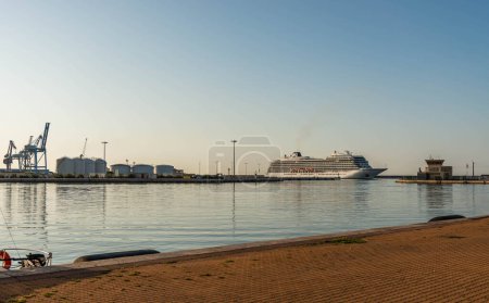Téléchargez les photos : Arrivée d'un bateau de croisière à Sète, Hérault, Occitanie, France - en image libre de droit