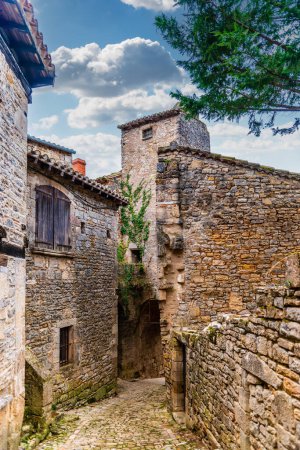 Foto de Hermoso pueblo medieval de Bruniquel en el río Aveyron en Occitanie, Francia - Imagen libre de derechos