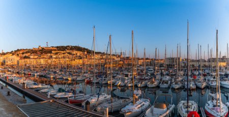 Téléchargez les photos : Panoramique du port de pêche et de la marina de Sète, à Hérault, en Occitanie, France - en image libre de droit
