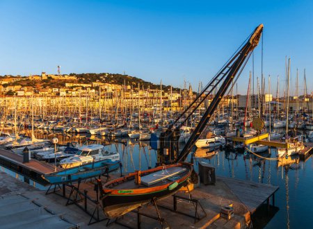 Téléchargez les photos : Grue pour bateaux dans la marina de Sète, à Hérault, en Occitanie, France - en image libre de droit
