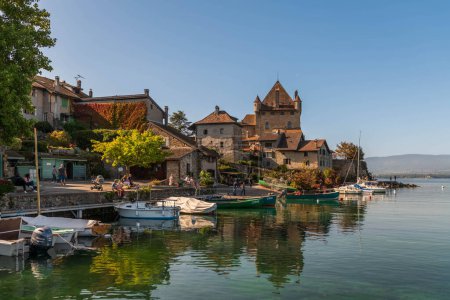 Téléchargez les photos : Château d'Yvoire et petit port, sur le lac Léman, en Haute-Savoie, France - en image libre de droit