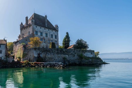 Téléchargez les photos : Le château d'Yvoire, au bord du lac Léman, en Haute Savoie, France - en image libre de droit
