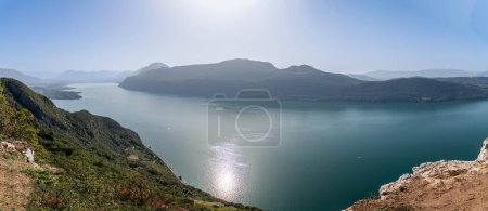 Téléchargez les photos : Vue panoramique du lac Bourget, en fin de journée, en Savoie, France - en image libre de droit