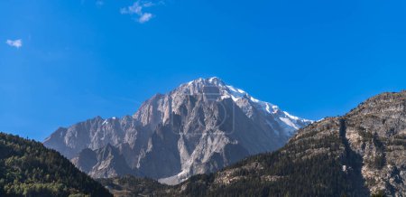 Foto de Mont Blanc sin nieve eterna, en los Alpes italianos, Valle de Aosta, Italia - Imagen libre de derechos