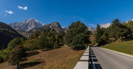 Téléchargez les photos : Panorama du massif du Monte Bianco dans les Alpes italiennes, Vallée d'Aoste, Italie - en image libre de droit