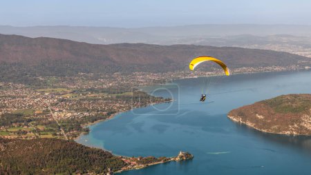 Téléchargez les photos : Parapentes au-dessus du lac d'Annecy, en automne, en Haute Savoie, France - en image libre de droit