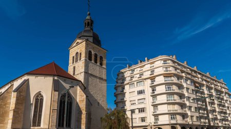 Téléchargez les photos : Arrière de l'église Saint Maurice et son clocher, et une résidence, à Annecy, Haute Savoie, France - en image libre de droit