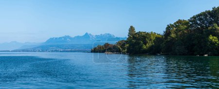 Téléchargez les photos : Paysage alpin à Yvoire, au bord du lac Léman, en Haute Savoie, France - en image libre de droit