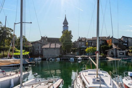 Téléchargez les photos : Village d'Yvoire, et sa belle église Saint Pancrace, au bord du lac Léman, en Haute Savoie, France - en image libre de droit
