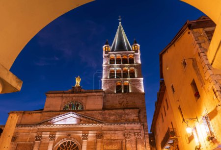 Foto de Iglesia de Notre Dame de Liesse, por la noche con su hermoso campanario en Annecy, Alta Saboya, Francia. - Imagen libre de derechos