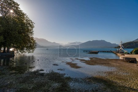 Téléchargez les photos : Magnifique panorama depuis les rives du lac, à Annecy, Haute-Savoie, France - en image libre de droit