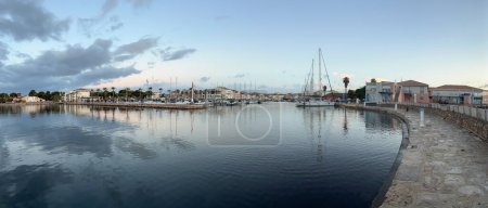 Téléchargez les photos : Vue panoramique du port de Meze au lever du soleil, à Hérault, Occitanie, France - en image libre de droit